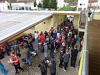 Gedränge beim Einlass am frühen Morgen